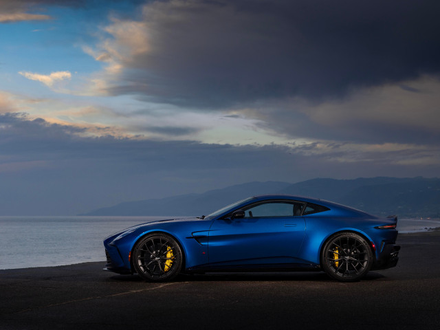 Aston Martin Vantage фото