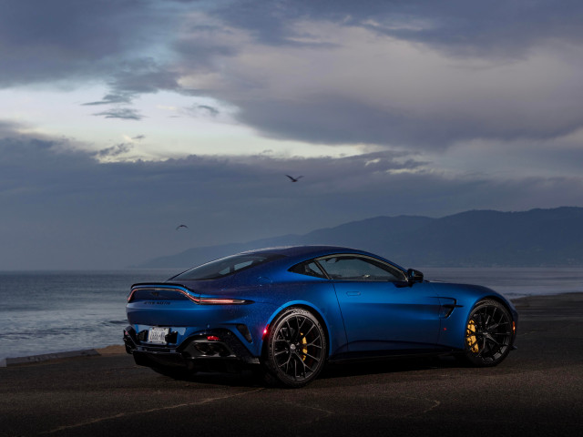 Aston Martin Vantage фото