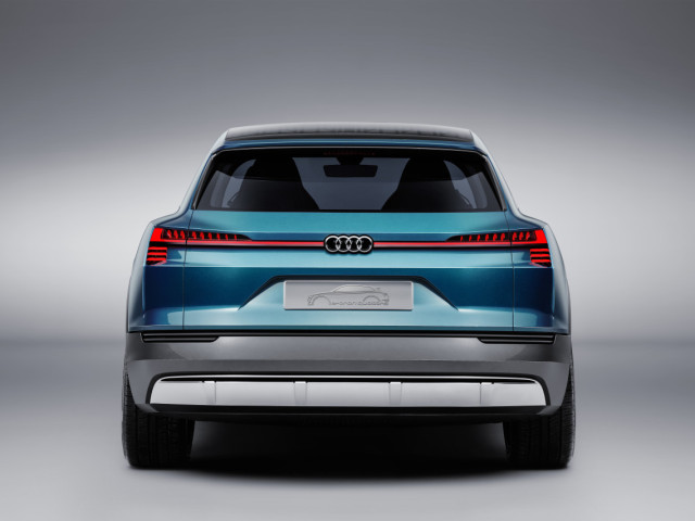 Audi e-tron фото