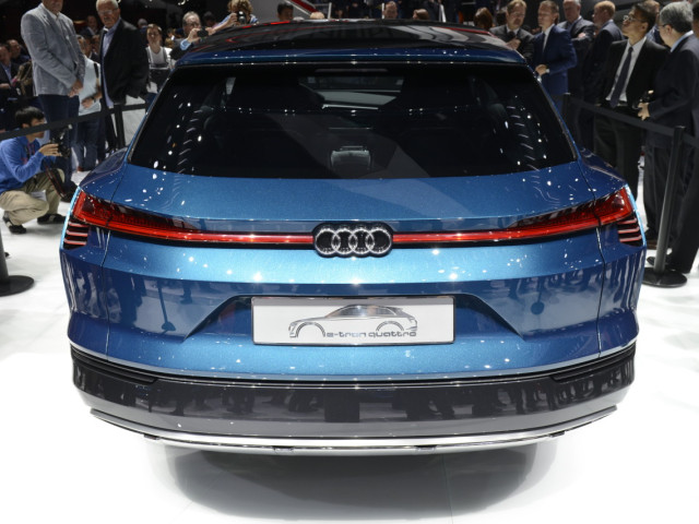 Audi e-tron фото