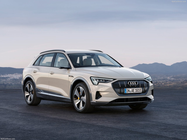 Audi e-tron фото