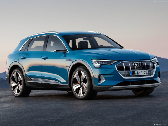 Audi e-tron фото