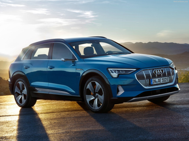 Audi e-tron фото