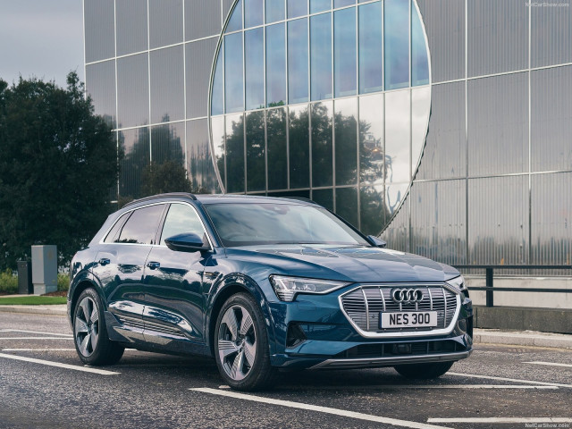 Audi e-tron фото