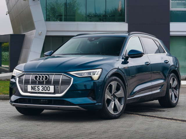 Audi e-tron фото