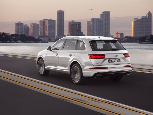 Audi Q7 фото