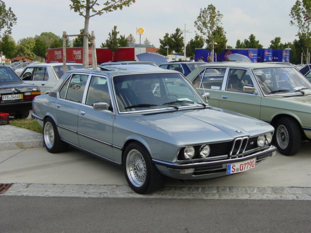 BMW 5-series E12 фото