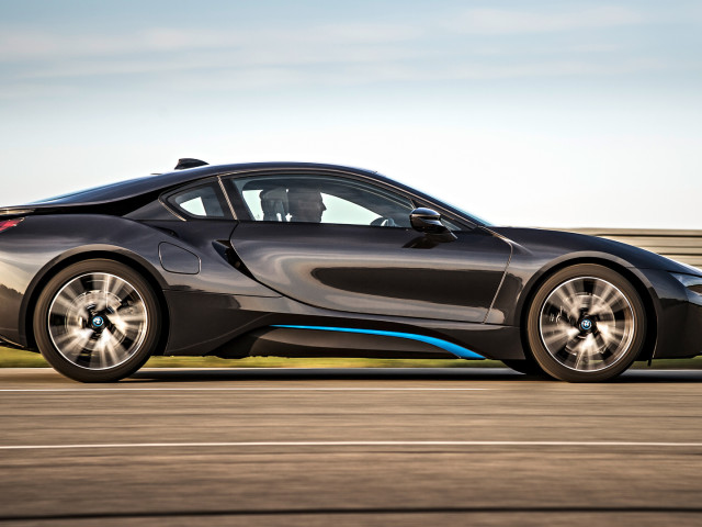 BMW i8 фото