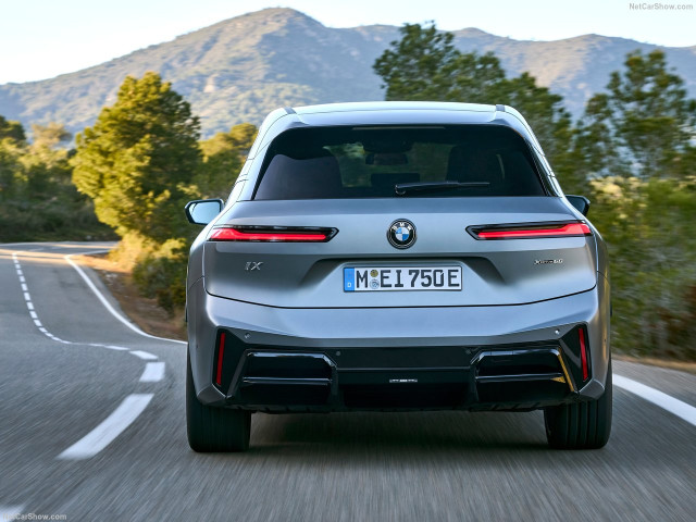 BMW iX фото