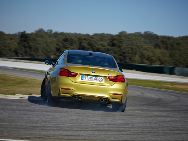 BMW M4 фото