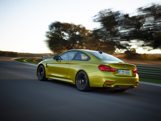 BMW M4 фото