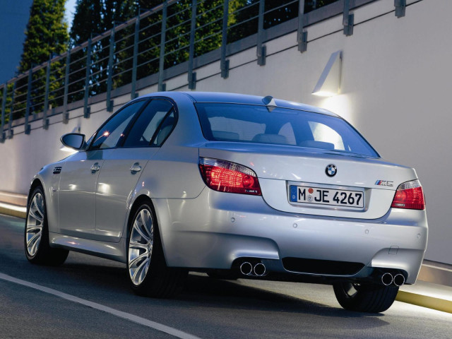 BMW M5 E60 фото