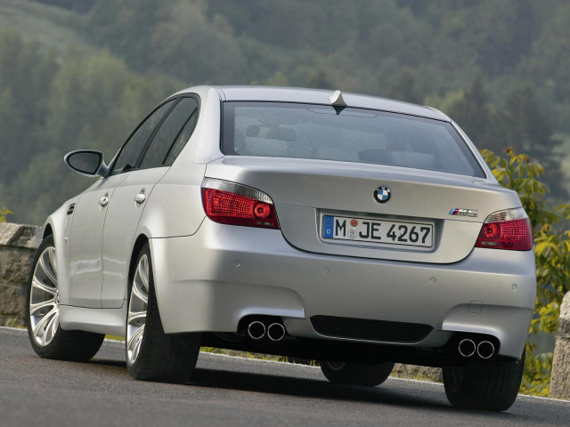 BMW M5 E60 фото