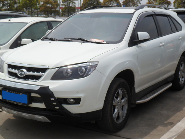 BYD S6 фото