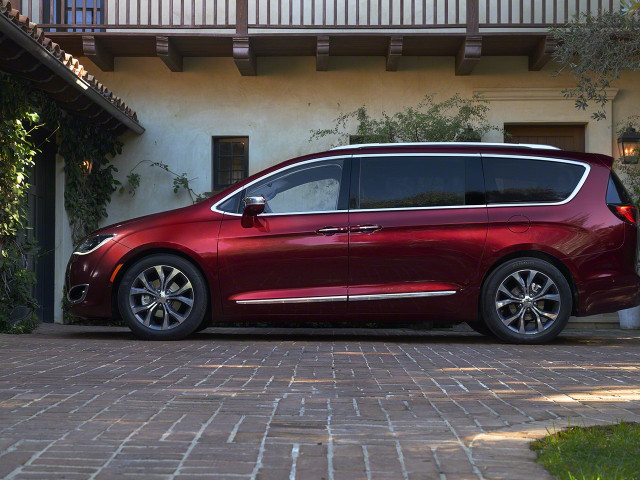 Chrysler Town and Country фото