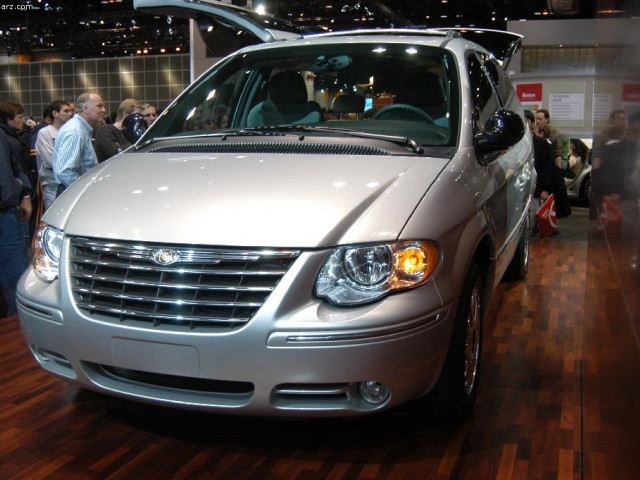 Chrysler Town and Country фото