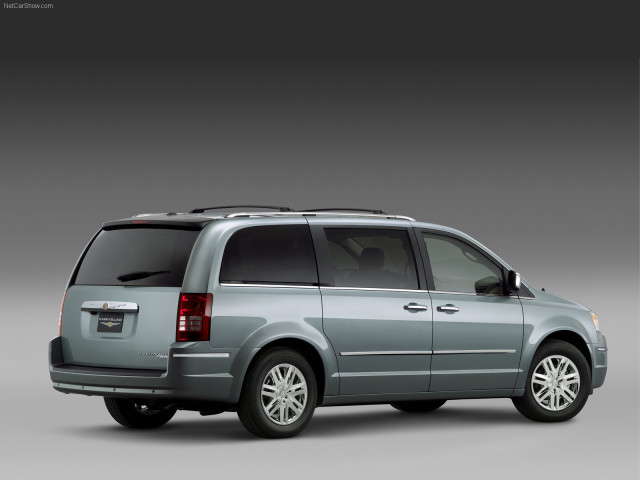 Chrysler Town and Country фото