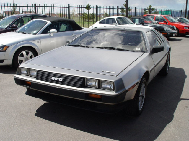 DeLorean DMC-12 фото