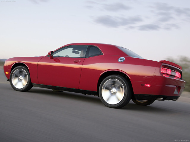 Dodge Challenger RT фото