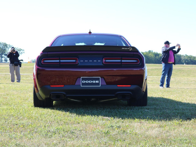 Dodge Challenger SRT Hellcat фото