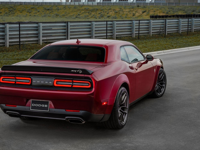 Dodge Challenger SRT Hellcat фото