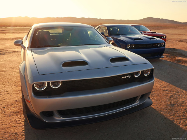 Dodge Challenger SRT Hellcat фото