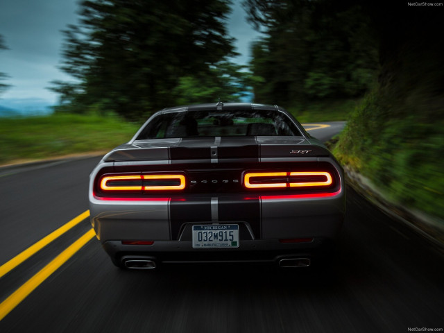 Dodge Challenger SRT фото