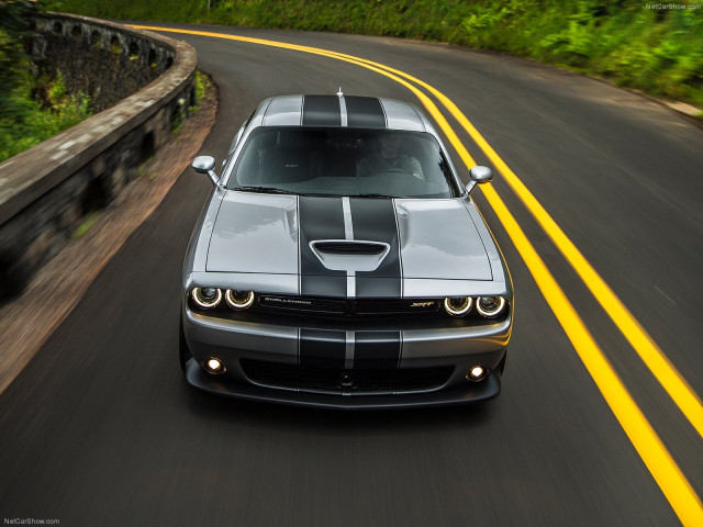 Dodge Challenger SRT фото