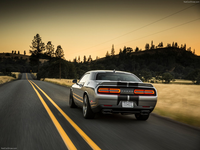 Dodge Challenger SRT фото