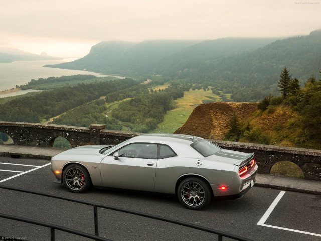 Dodge Challenger SRT фото