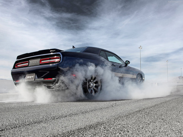 Dodge Challenger SRT фото