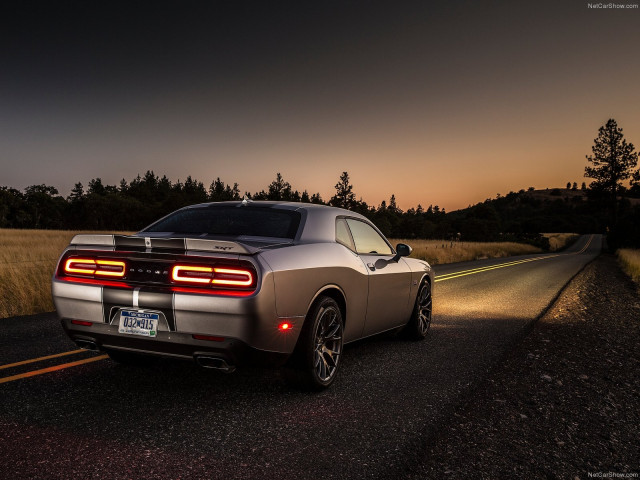 Dodge Challenger SRT фото