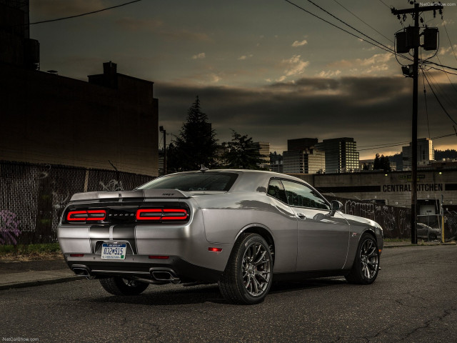 Dodge Challenger SRT фото