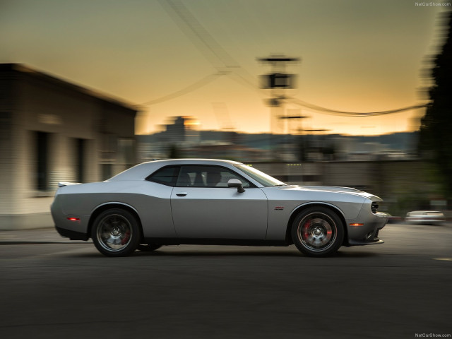 Dodge Challenger SRT фото
