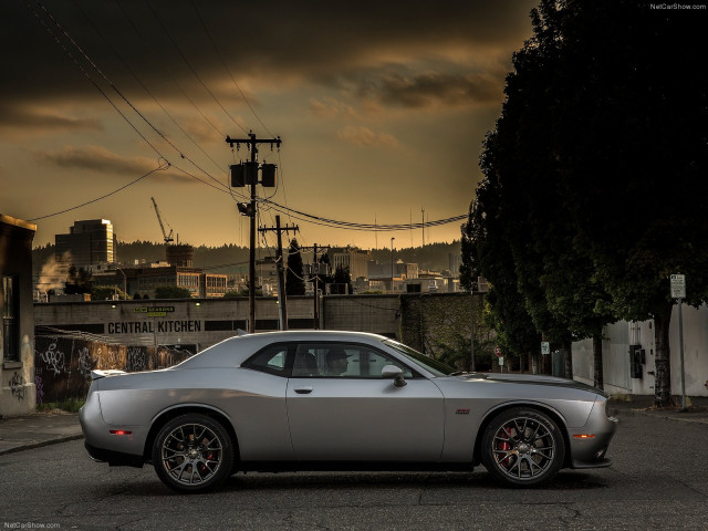 Dodge Challenger SRT фото