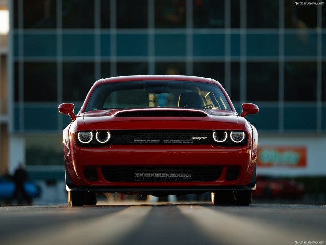 Dodge Challenger SRT фото