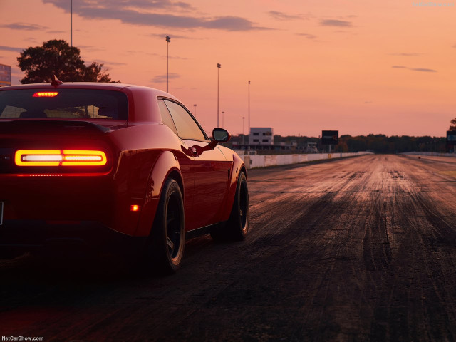 Dodge Challenger SRT фото