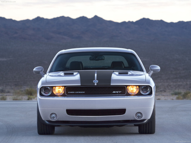 Dodge Challenger SRT8 фото