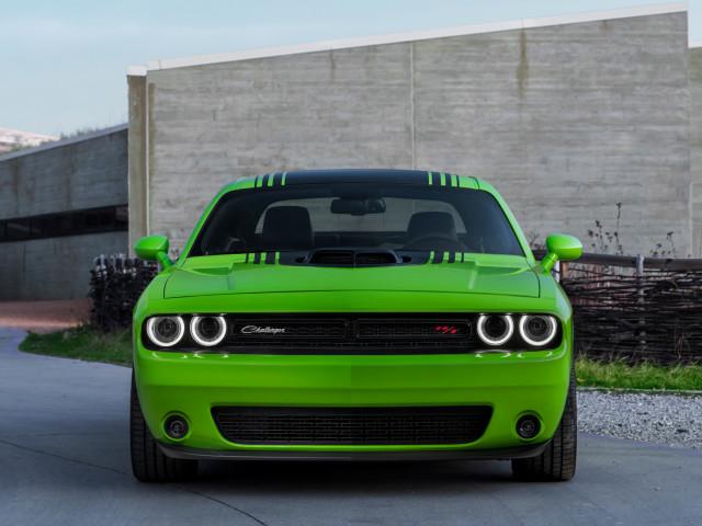 Dodge Challenger фото