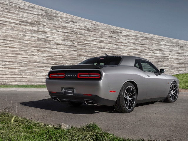 Dodge Challenger фото