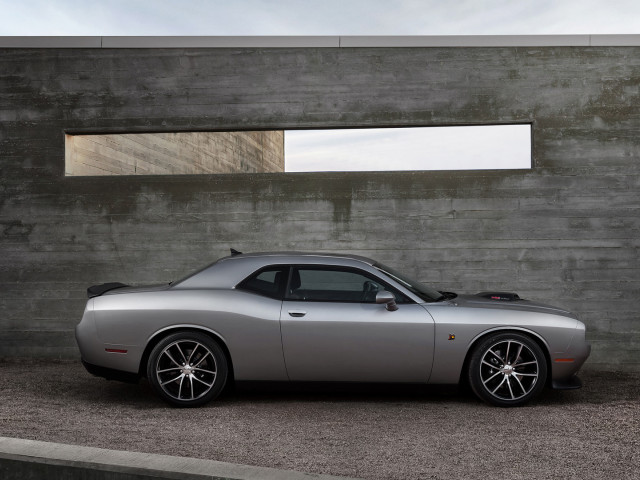 Dodge Challenger фото