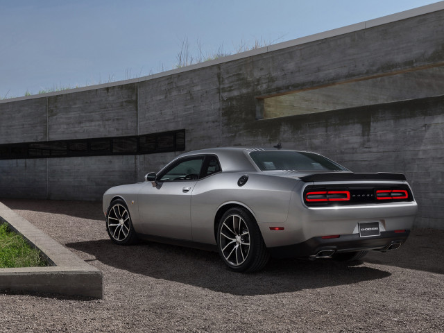 Dodge Challenger фото