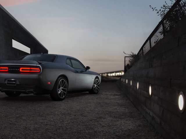 Dodge Challenger фото