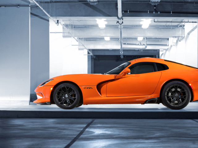 Dodge Viper SRT фото