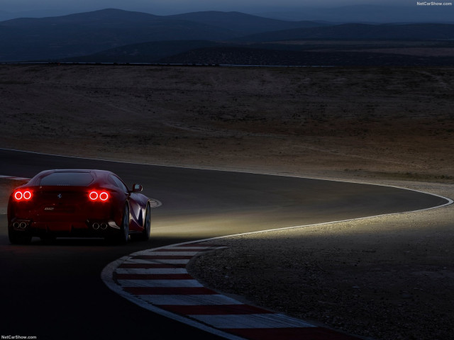 Ferrari 812 Superfast фото