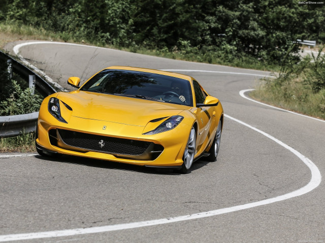 Ferrari 812 Superfast фото