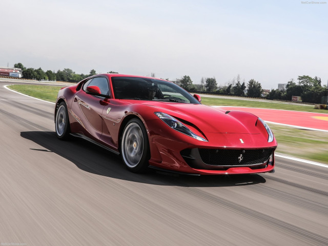 Ferrari 812 Superfast фото