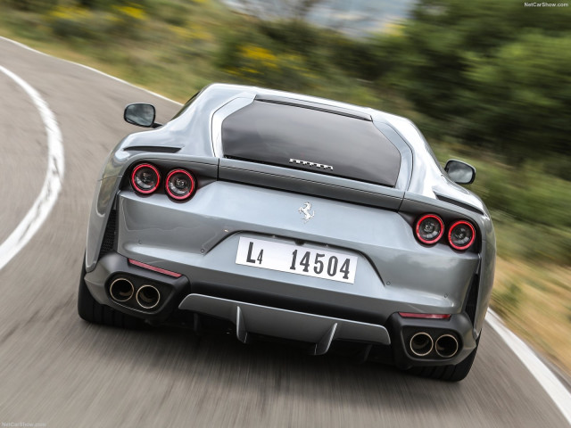 Ferrari 812 Superfast фото