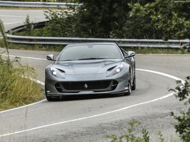 Ferrari 812 Superfast фото