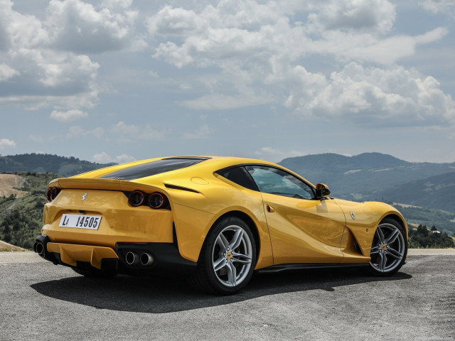 Ferrari 812 Superfast фото